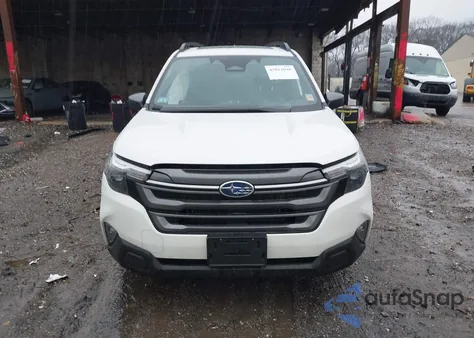 2025 Subaru Forester Premium Hybrid z USA, uszkodzony, nr VIN JF2SLSED3SH412863